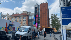 Colonne LED publicitaire : formats, prix et installation 2026